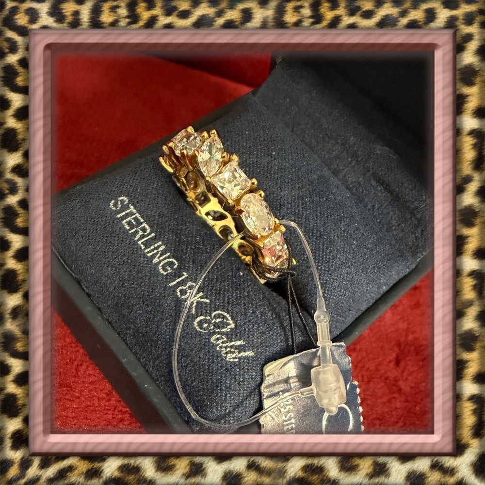 👑✅PRICE FIRM✅ 18kt Gold Eternity Band with Clear Multishaped Sparking Stones.